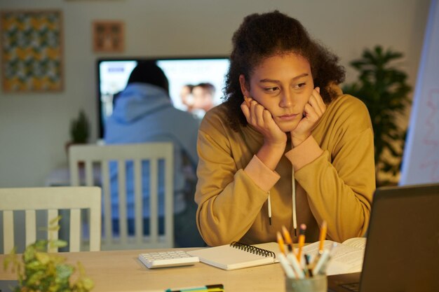 Écolière s'inquiétant de l'examen à venir