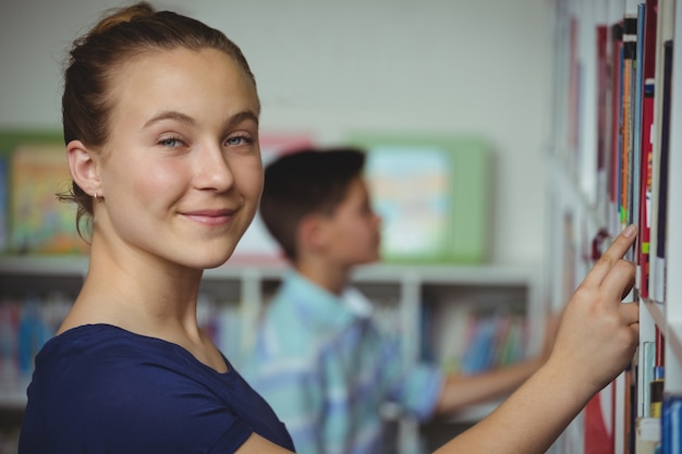 Écolière, sélection, livre, livre, étagère, bibliothèque, école