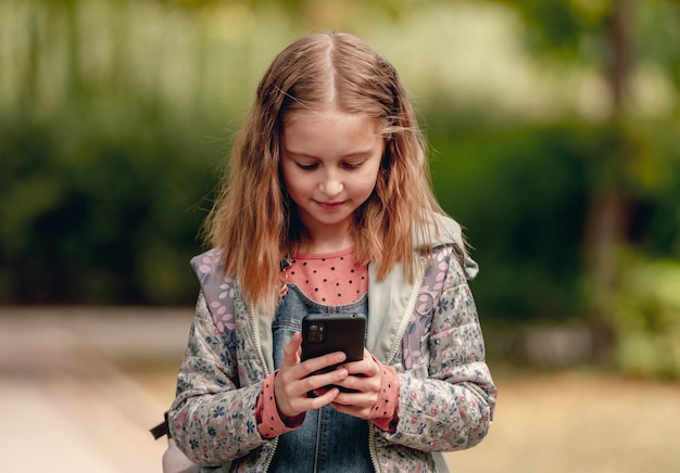 Écolière avec smartphone