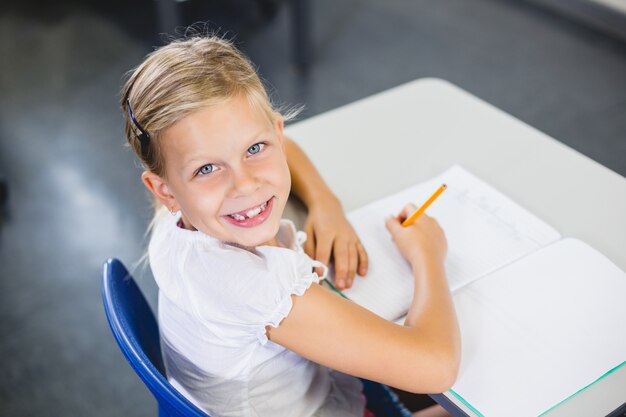 Écolière, sourire, dans, classe