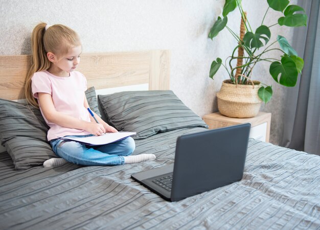 Écolière studing à la maison