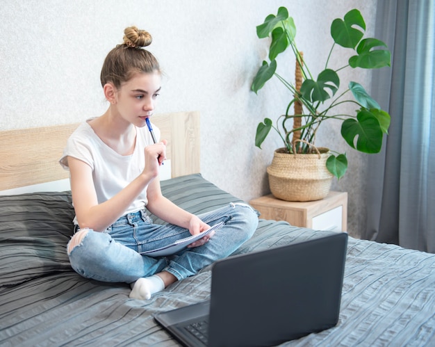 Écolière studing à la maison