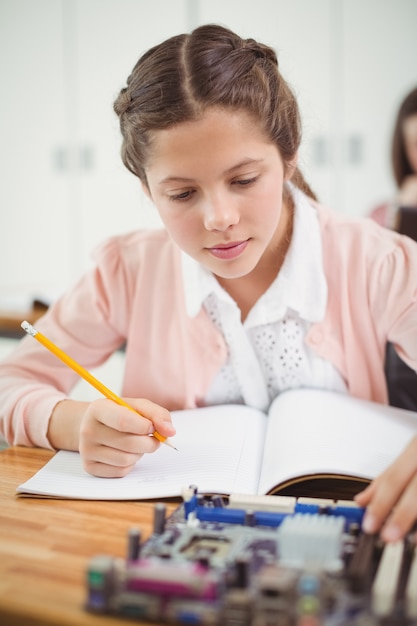 Écolière travaillant sur un projet électronique en classe