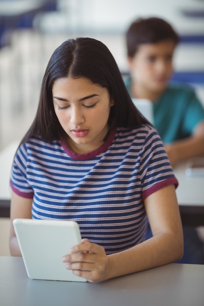 Écolière, utilisation, tablette numérique, dans, classe