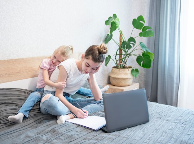 Écolières étudiant à la maison