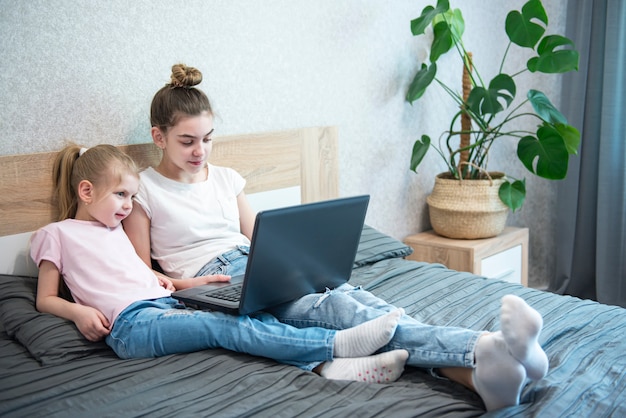 Écolières étudiant à la maison