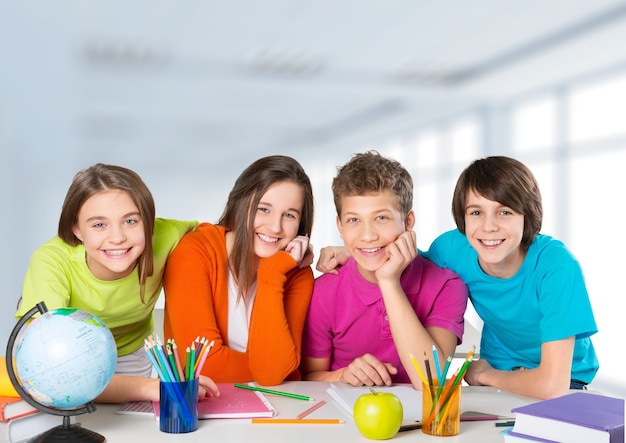 Écoliers amicaux à l'école sur fond