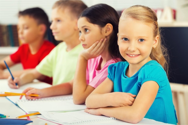 Écoliers amicaux sur fond de classe flou