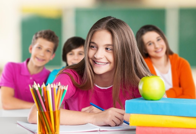 Écoliers amicaux avec des livres en classe