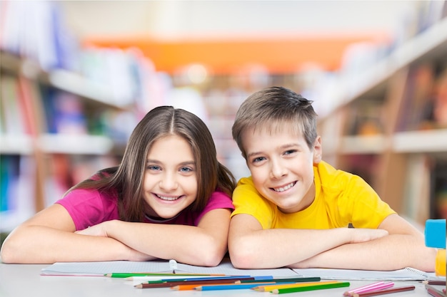 Écoliers amicaux avec des livres en classe