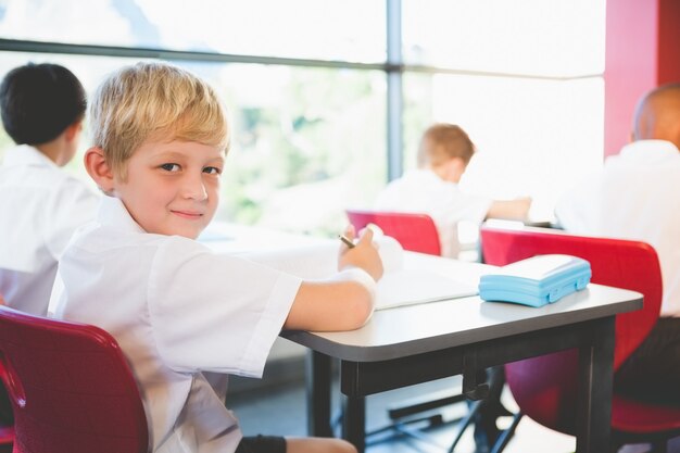 Écoliers, devoirs, classe