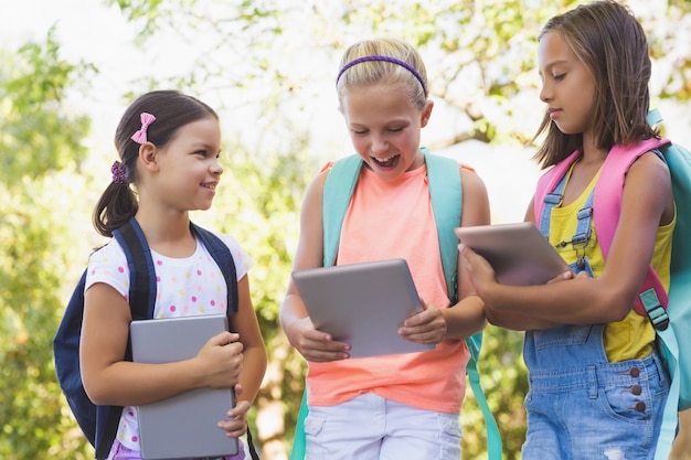 Écoliers heureux à l'aide de tablette numérique