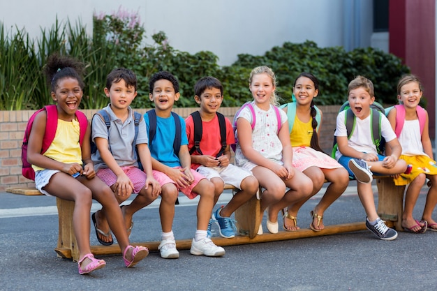 Écoliers souriants sur le siège