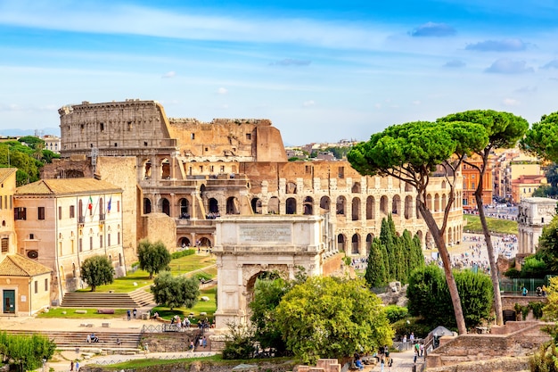 Le Colisée et l'Arc de Constantin à Rome, Italie