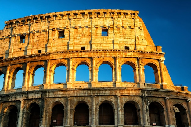 Colisée Colisée au coucher du soleil Rome