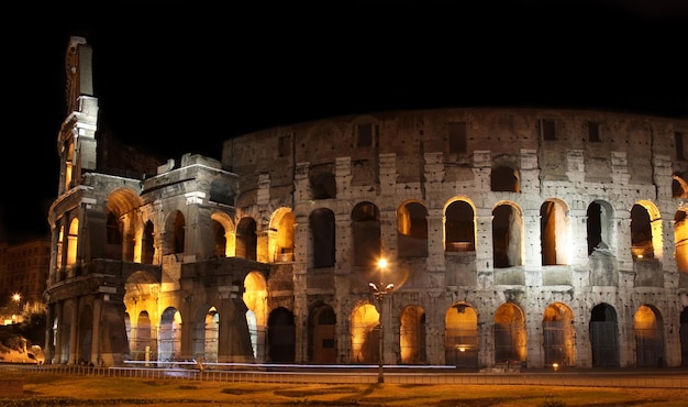 Colisée la nuit à Rome Italie