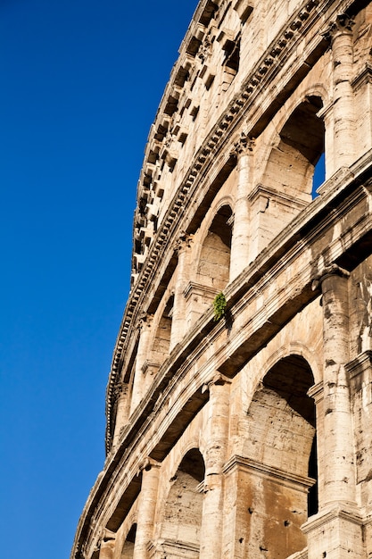 Colisée à Rome avec ciel bleu, monument de la ville