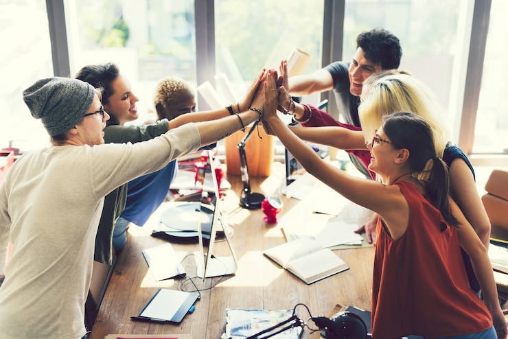 Photo collaborateurs travaillant sur un projet dans un bureau d'études