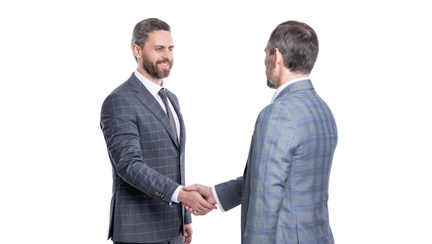 collaboration d'affaires et de partenariat hommes d'affaires faisant des affaires collaboration isolée sur la collaboration blanche succès deux hommes d'affaire se serrant la main après une affaire réussie félicitations