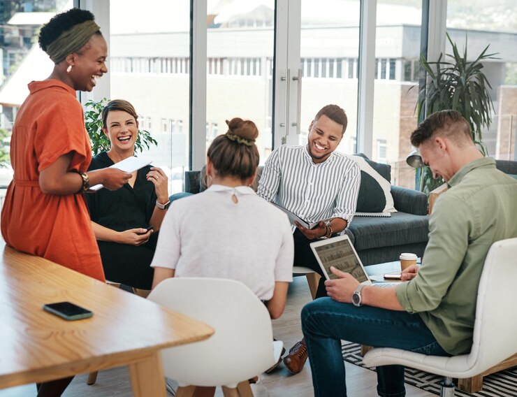 Photo collaboration créative ou d'affaires avec rire dans la présentation pour la stratégie de conception ou la gestion de campagne en ligne concepteur graphique drôle ou la diversité dans la salle de conseil pour le brainstorming de projet