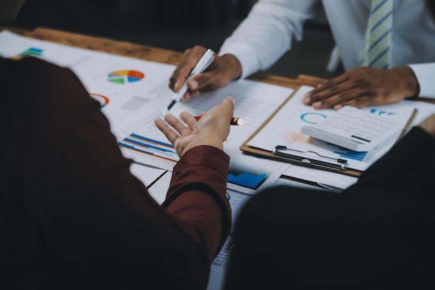 Collaboration de l'équipe d'affaires discutant de l'analyse de travail avec les données financières et le graphique du rapport de croissance du marketing dans la présentation de léquipe et le brainstorming à la planification de la stratégie pour réaliser des bénéfices de lentreprise