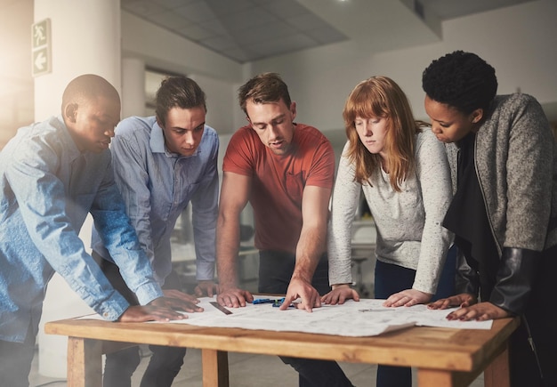 La collaboration est essentielle Photo recadrée d'architectes travaillant ensemble sur un projet dans un bureau