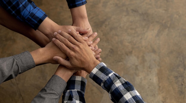 Collaboration de nombreuses personnes travaillant ensemble travail d'équipe efficace divers jeunes travaillant ensemble start-up Le concept de travailler ensemble dans le bonheur et l'harmonie