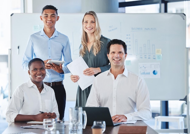 Photo collaboration et planification du travail d'équipe avec une équipe de gens d'affaires au bureau pour un atelier ou un séminaire de formation notre vision et notre objectif sont la croissance et le développement futur de l'entreprise