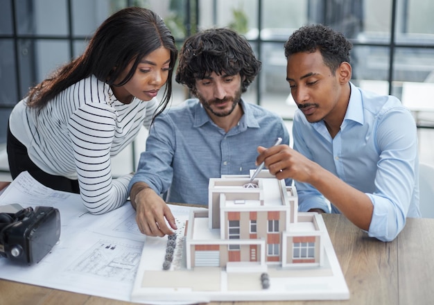 Photo collaboration réussie au bureau avec un groupe diversifié d'employés