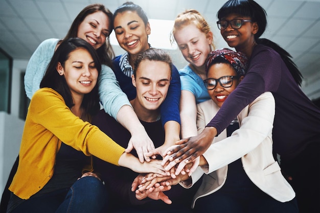Collaboration de travail d'équipe et mains de personnes empilées pour cible de soutien ou groupe de solidarité et de diversité de construction d'équipe Cercle heureux et femmes et hommes d'affaires avec ensemble signe et mission de démarrage