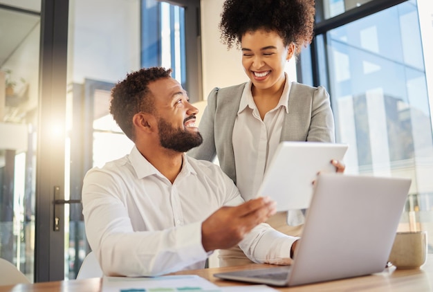 Collaboration travail d'équipe et partenariat par l'équipe de conception Web travaillant sur une tablette numérique et un ordinateur portable dans un bureau Partenaires créatifs partageant un objectif et une vision sur une mission pour un nouveau logo ou site Web