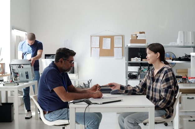 Collaborer dans un bureau moderne avec des gadgets technologiques