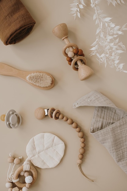 Collage d'accessoires et de jouets de soins pour bébés nouveau-nés élégants de luxe esthétique sur fond beige pastel neutre Boutique de mode en ligne marque d'achat en ligne