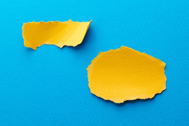 Collage artistique de morceaux de papier déchiré avec des bords déchirés collection de notes autocollantes couleurs jaune bleu lambeaux de pages de cahier fond abstrait