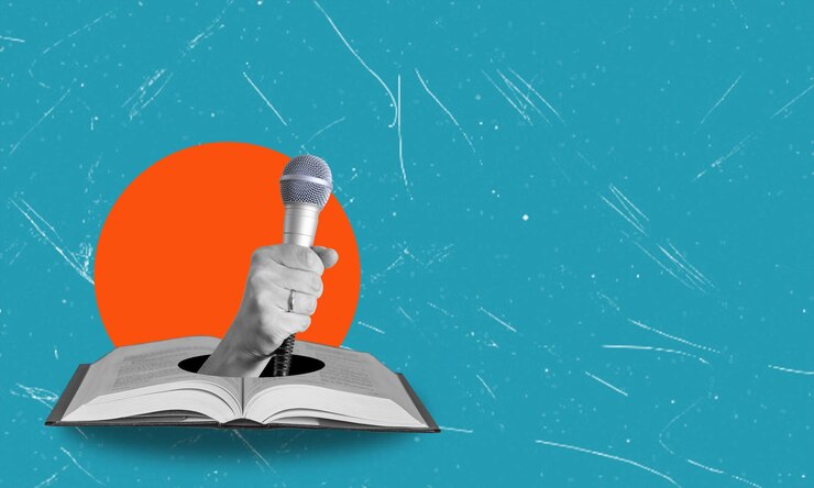 Photo collage de composition montrant une main avec un microphone et un livre sur un fond bleu avec