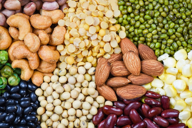 Collage De Divers Haricots Mélanger Les Pois Agriculture De Nourriture Saine Et Naturelle Pour La Cuisson Des Ingrédients - Ensemble De Différents Grains Entiers Haricots Et Légumineuses Graines Lentilles Et Noix Texture De Collation Colorée