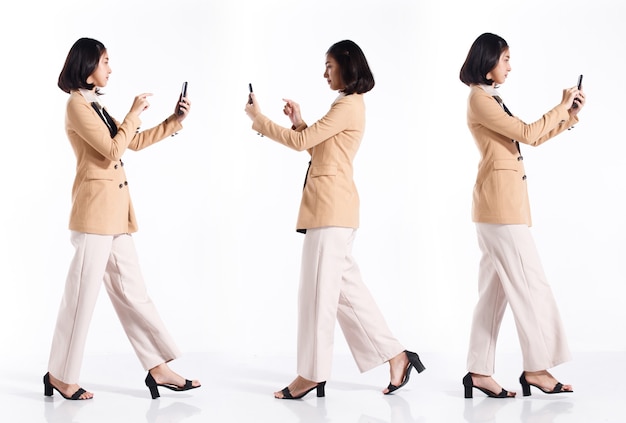 Collage Group Pleine longueur Figure snap de 20s Asian Woman costume de blazer formel noir cheveux courts. Business Office girl marcher et vérifier Smart Phone pour réunion par e-mail sur fond blanc isolé