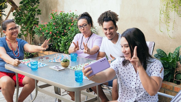 Collage de groupe joyeux sur une activité amusante