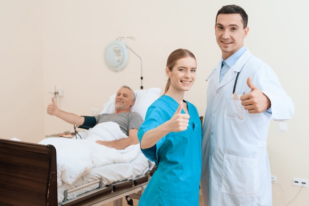 Collage médecin et infirmière pouce en l&#39;air dans la chambre du patient