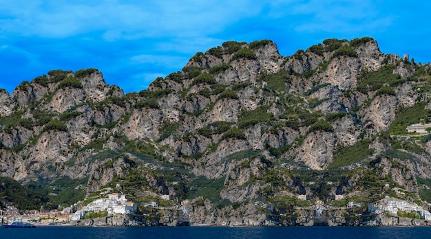 Collage avec la mer des montagnes et un village sur le rivage