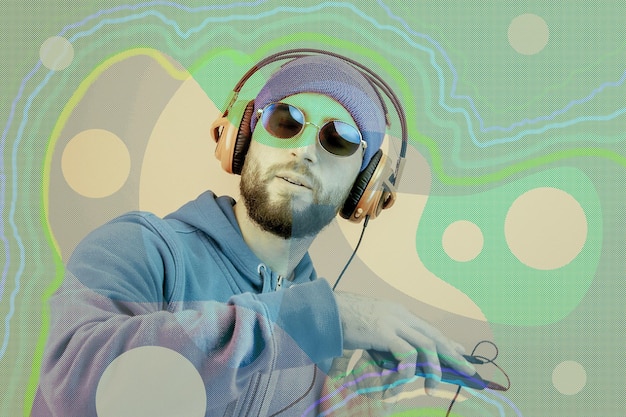 Photo collage de style pop art. dj hipster barbu funky en casque et lunettes de soleil. écouter de la musique en streaming dans l'application de lecteur pour smartphone. affiche d'art contemporain. soirée de discothèque de musique rave. notion minimale.