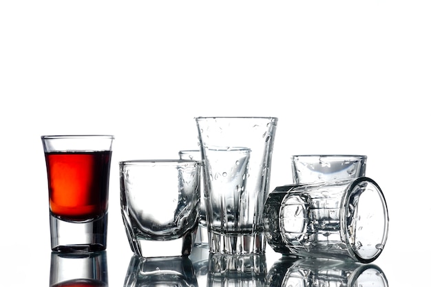 Collage de verres avec de l&#39;alcool sur un fond blanc.