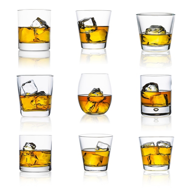 Un collage de verres à whisky avec des glaçons isolés sur fond blanc. Pris en studio avec une marque 5D III.