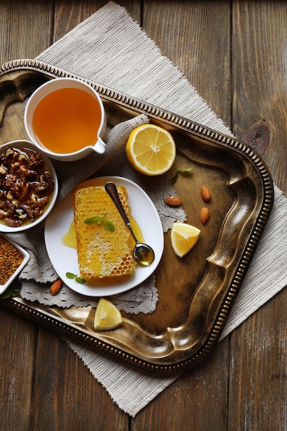 Collation au miel frais sur plateau sur table en bois