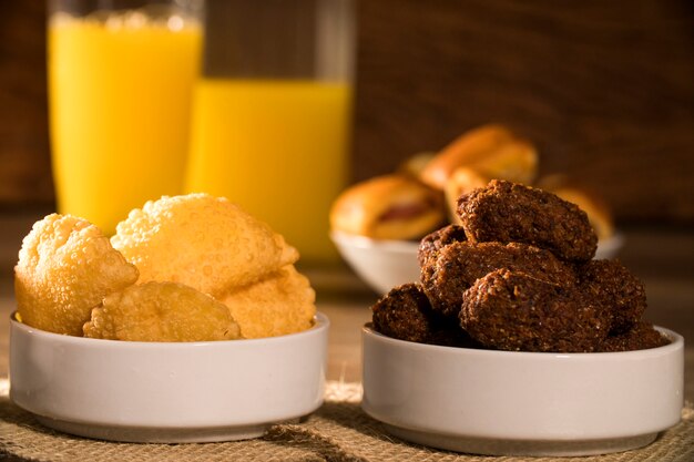 Collation brésilienne mixte sur la table.