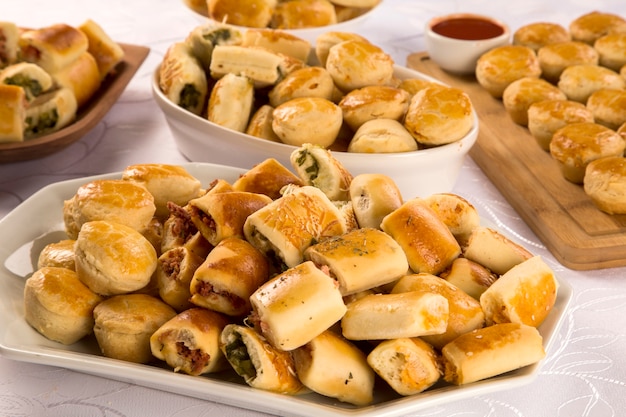 Collation brésilienne mixte sur la table.