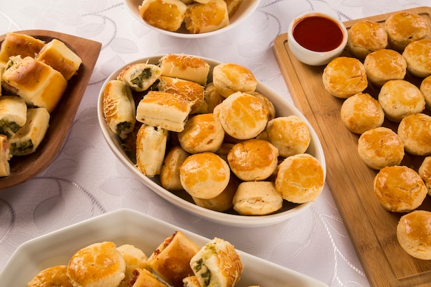 Collation brésilienne mixte sur la table.