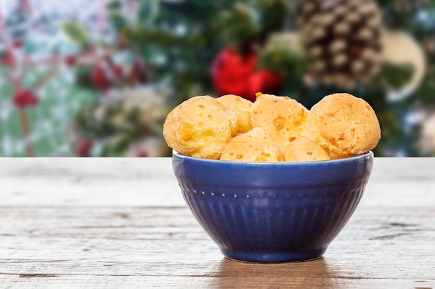 Collation brésilienne, pain au fromage, collation brésilienne. Avec un fond de Noël, en pot en céramique bleue.