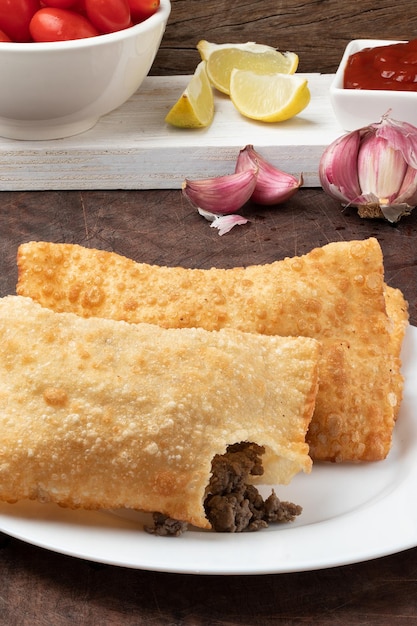 Collation brésilienne pastel de viande.