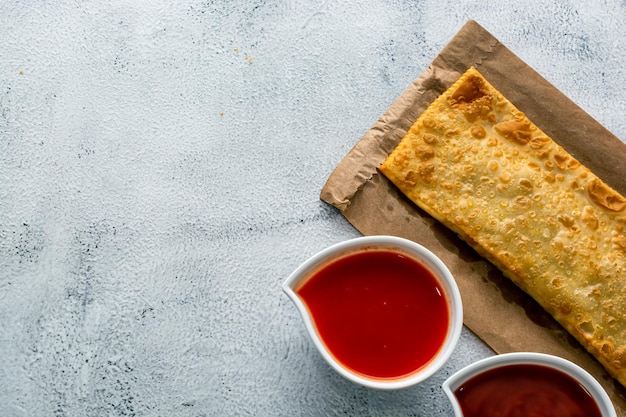 Collation brésilienne traditionnelle pastel frite avec espace de copie